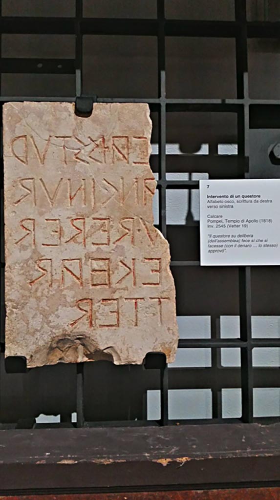 VII.7.32, Pompeii.
Different inscription, (found somewhere in Temple, 1818), written from right to left in Oscan alphabet.
It reads –
“Intervention of a quaestor.
The quaestor on resolution (of the assembly) made sure that it was done (with the money…….. the same) approved.”
(In Italian, as on above card –
Il questore si delibera (dell’assemblea) fece si che si facesse (con il denaro…… lo stesso) approvo.)
Now in Naples Archaeological Museum, inv. 2545.
Photo courtesy of Giuseppe Ciaramella, June 2017.