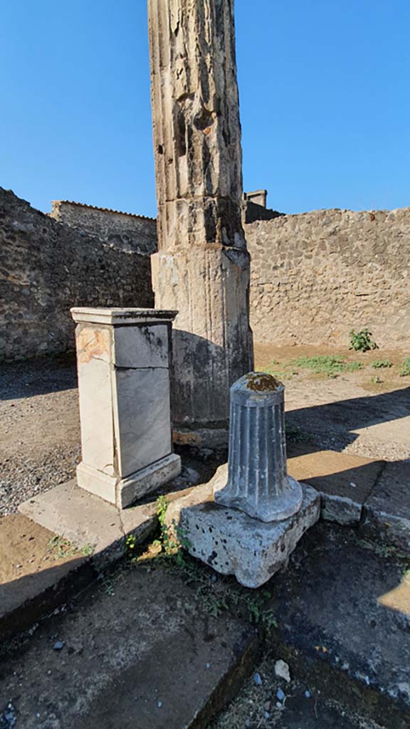 VII.7.32 Pompeii. July 2021. South-west corner with statue base.
Foto Annette Haug, ERC Grant 681269 DÉCOR.