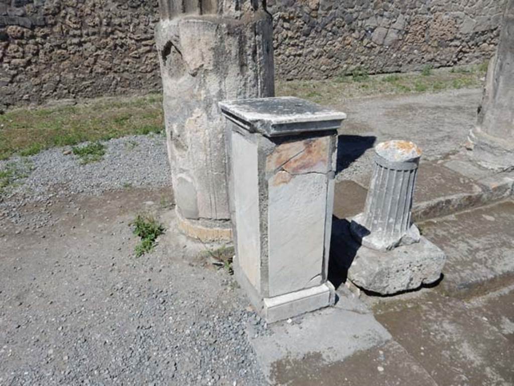 VII.7.32 Pompeii. May 2018. South-west corner with statue base. Photo courtesy of Buzz Ferebee.
