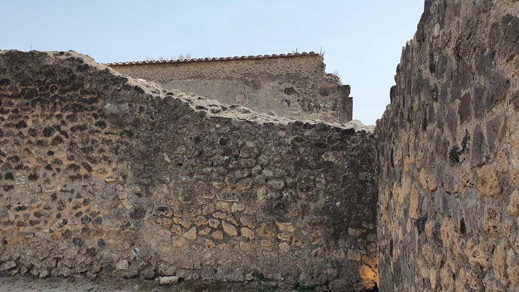 VII.7.32 Pompeii. August 2021. Looking towards south wall in south-west corner.
Foto Annette Haug, ERC Grant 681269 DÉCOR.
