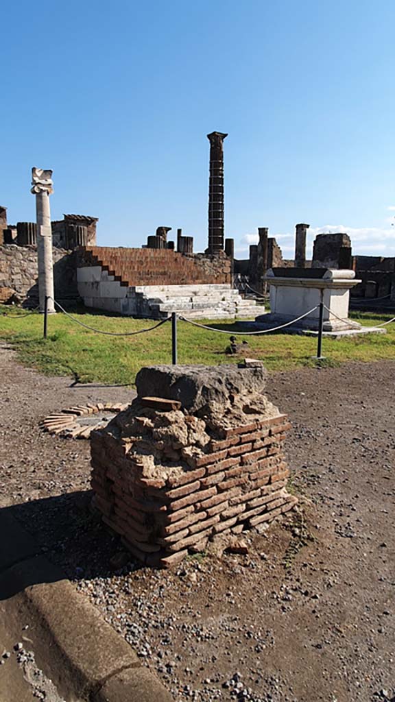 VII.7.32 Pompeii. July 2021.
Looking north-east towards masonry base in south-west corner.
Foto Annette Haug, ERC Grant 681269 DÉCOR.