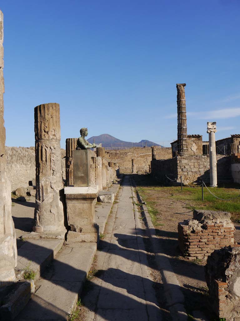 VII.7.32, Pompeii. September 2018. Looking north along west side.
Foto Anne Kleineberg, ERC Grant 681269 DÉCOR.
