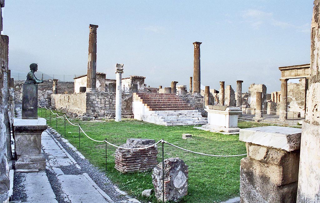 VII.7.32 Pompeii. October 2001. Looking along north side from south-west corner. Photo courtesy of Peter Woods.