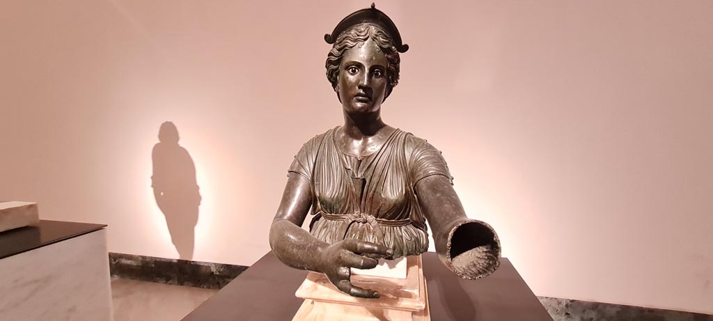VII.7.32 Pompeii. April 2023.
Bronze statue of Artemis about to shoot an arrow. On display in “Campania Roman” gallery in Naples Archaeological Museum, inv. 4895.
Photo courtesy of Giuseppe Ciaramella.