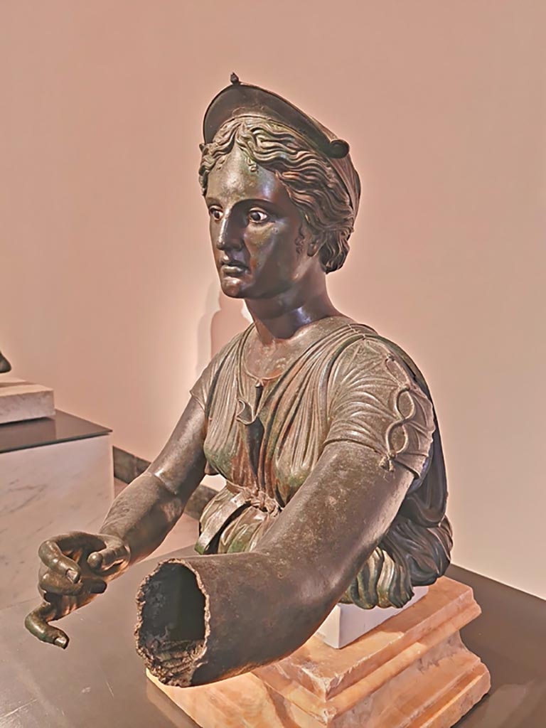 VII.7.32 Pompeii. April 2023. Detail of bronze statue of Artemis.
On display in “Campania Roman” gallery in Naples Archaeological Museum, inv. 4895.
Photo courtesy of Giuseppe Ciaramella.