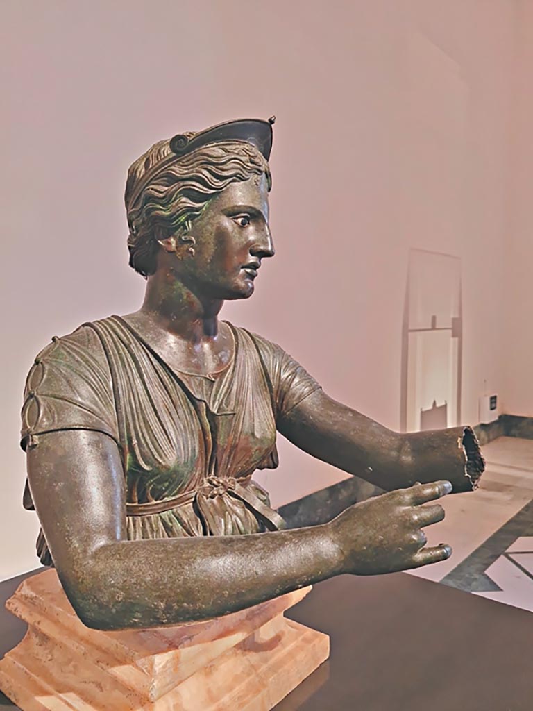 VII.7.32 Pompeii. April 2023. Detail of bronze statue of Artemis.
On display in “Campania Roman” gallery in Naples Archaeological Museum, inv. 4895.
Photo courtesy of Giuseppe Ciaramella.