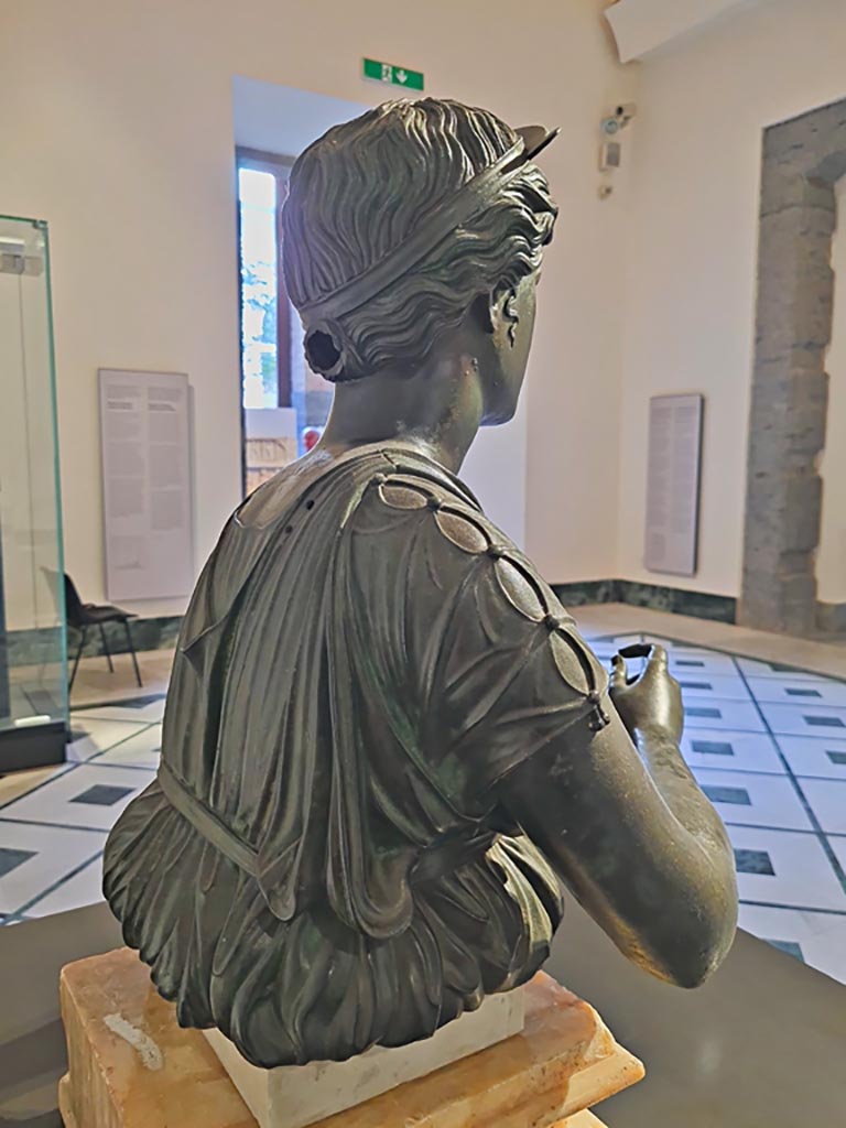 VII.7.32 Pompeii. April 2023. Detail of rear of bronze statue of Artemis.
On display in “Campania Roman” gallery in Naples Archaeological Museum, inv. 4895.
Photo courtesy of Giuseppe Ciaramella.