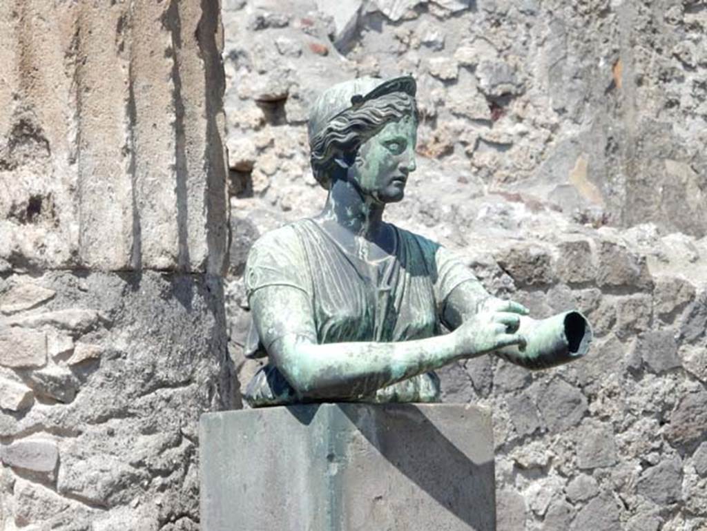 VII.7.32 Pompeii. May 2018. Detail of statue of Artemis. Photo courtesy of Buzz Ferebee.