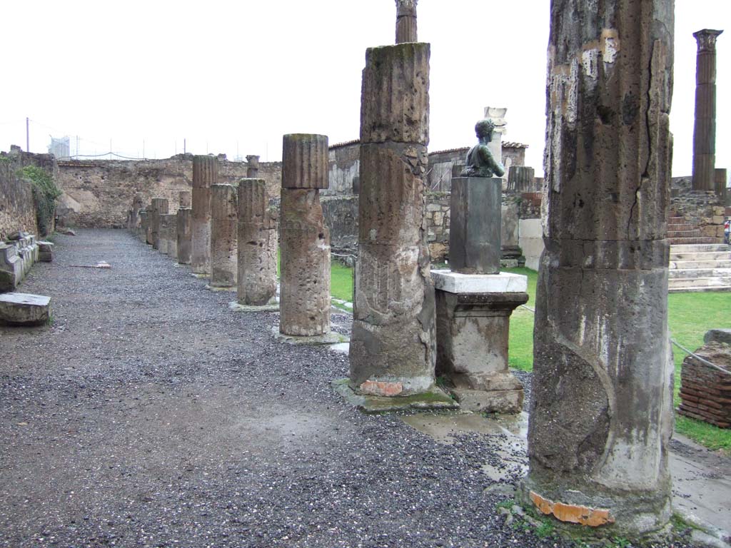 VII.7.32 Pompeii. December 2006. Looking north along west side.