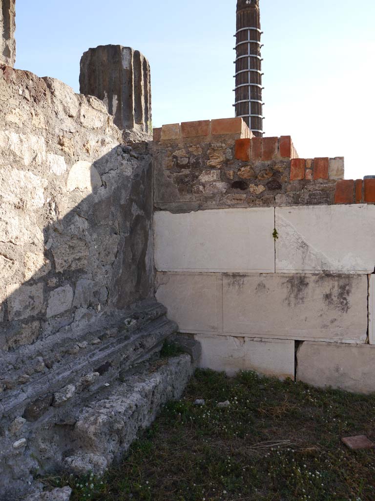 VII.7.32, Pompeii. September 2018.
Looking towards west wall of steps wall, in south-west corner of cella base.
Foto Anne Kleineberg, ERC Grant 681269 DÉCOR.