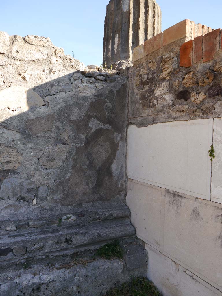 VII.7.32, Pompeii. September 2018. Detail of south-west corner of cella base, near steps.
Foto Anne Kleineberg, ERC Grant 681269 DÉCOR.