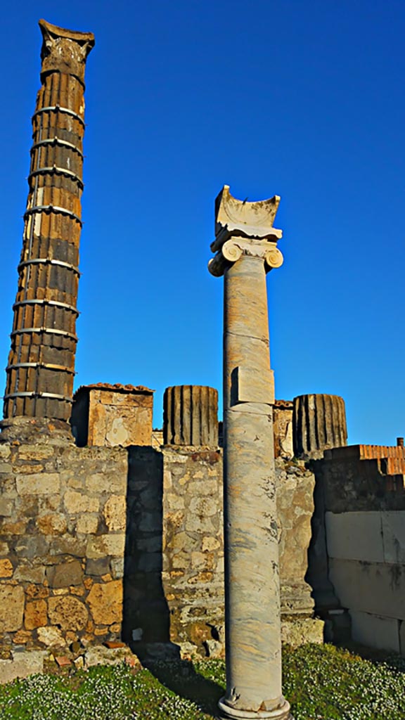 VII.7.32 Pompeii. December 2019.
Sundial on west side of steps to podium. Photo courtesy of Giuseppe Ciaramella.