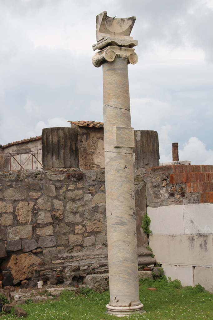 VII.7.32 Pompeii. April 2014. Sundial on west side of steps to podium.
Photo courtesy of Klaus Heese.