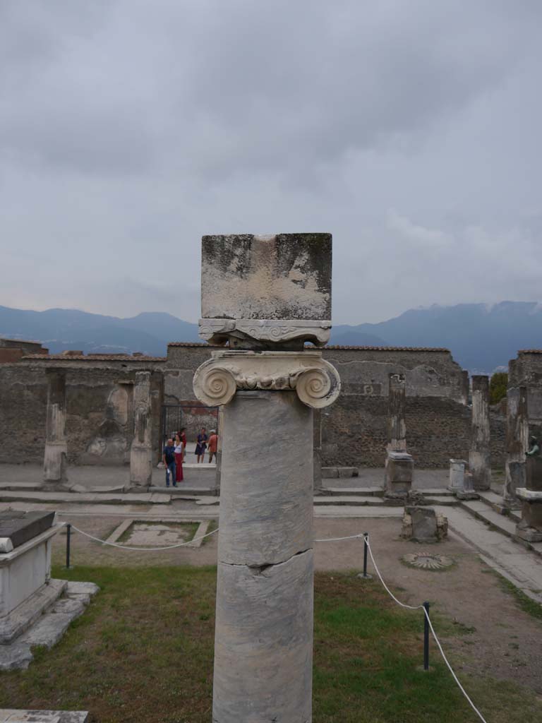 VII.7.32 Pompeii. September 2018. Looking towards rear (north) side of sundial.
Foto Anne Kleineberg, ERC Grant 681269 DÉCOR.