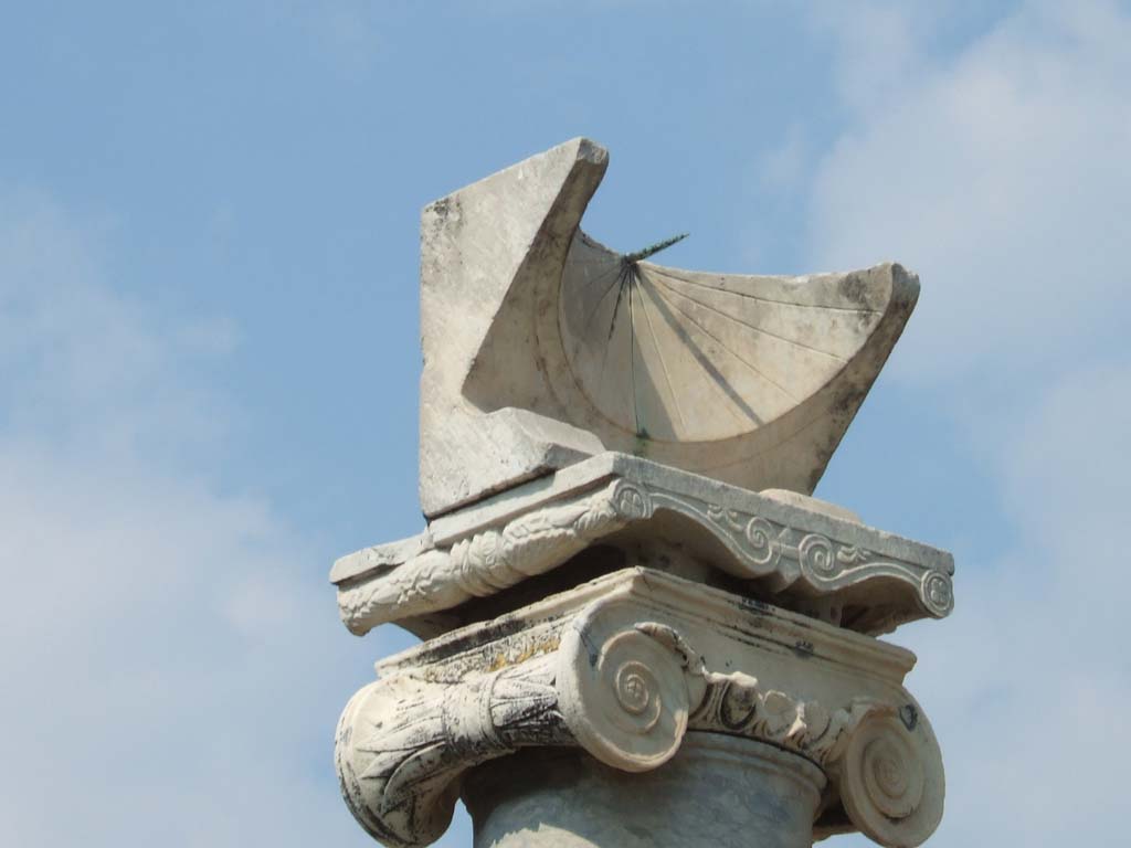 VII.7.32 Pompeii. May 2006. Temple of Apollo sundial.