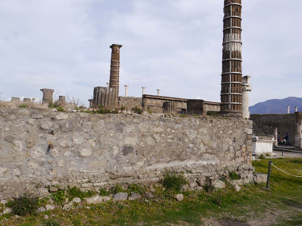 VII.7.32, Pompeii. March 2019. Looking south along west wall of podium.
Foto Anne Kleineberg, ERC Grant 681269 DÉCOR.