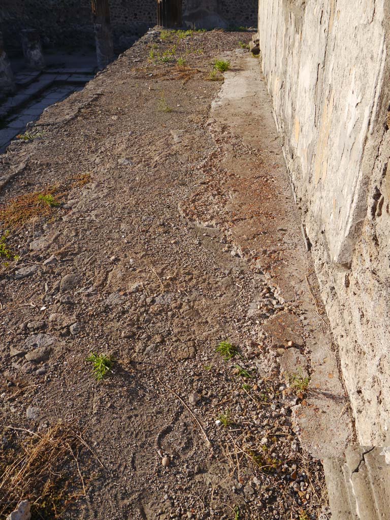 VII.7.32, Pompeii. September 2018. Looking north along west exterior side of cella.
Foto Anne Kleineberg, ERC Grant 681269 DÉCOR.