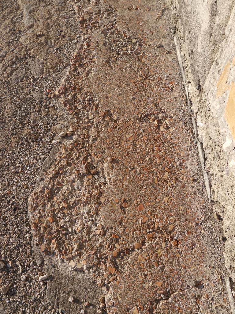 VII.7.32, Pompeii. September 2018.
Detail of pavement on exterior west side of podium, at base of cella wall.
Foto Anne Kleineberg, ERC Grant 681269 DÉCOR.