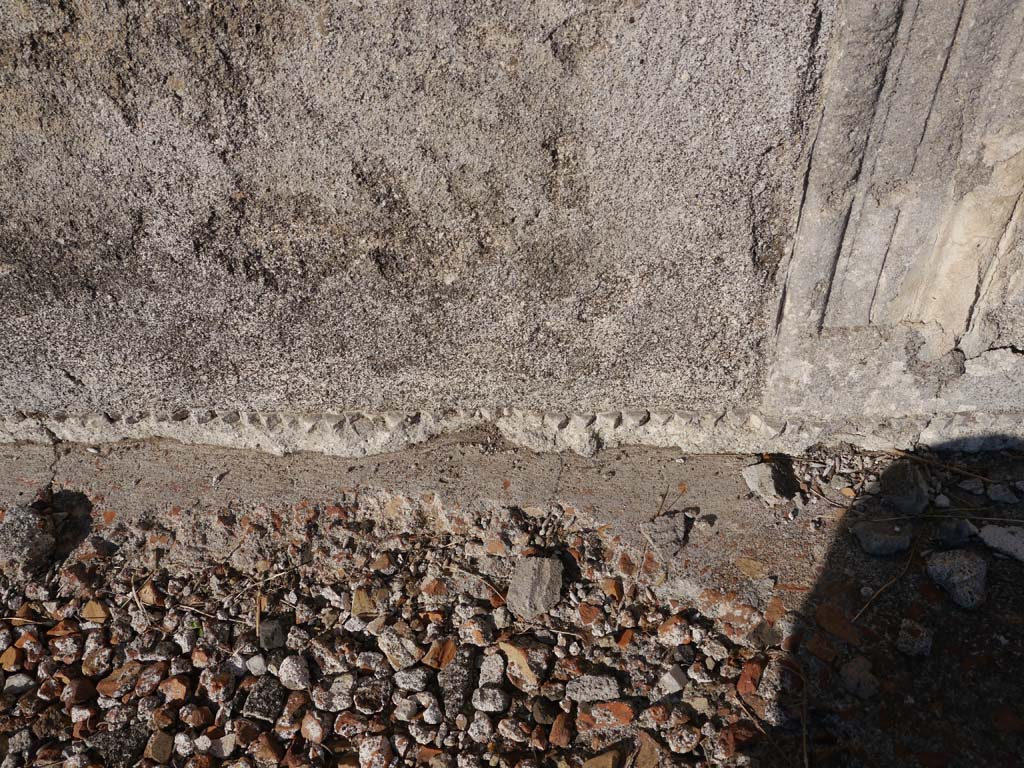 VII.7.32, Pompeii. September 2018. Base of west wall of cella, and pavement.
Foto Anne Kleineberg, ERC Grant 681269 DÉCOR.