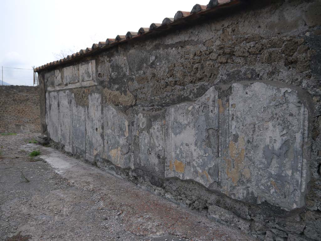 VII.7.32, Pompeii. September 2018. Looking north along west wall of cella, with remaining decorative stucco.
Foto Anne Kleineberg, ERC Grant 681269 DÉCOR.