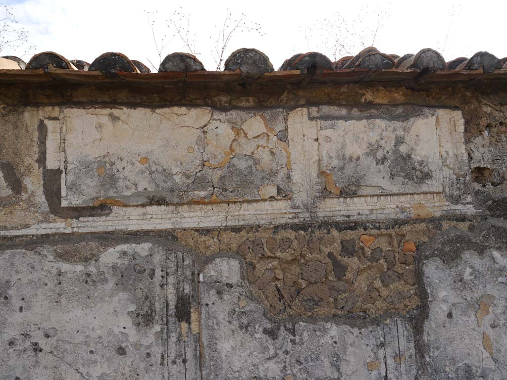 VII.7.32, Pompeii. September 2018. Detail of remaining decorative stucco from upper centre of exterior west wall.
Foto Anne Kleineberg, ERC Grant 681269 DÉCOR.