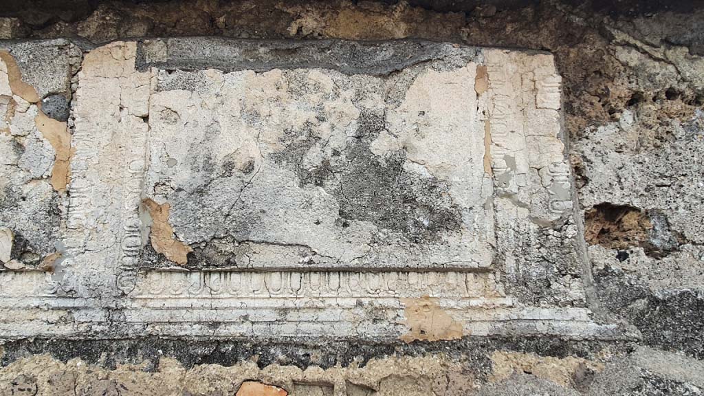 VII.7.32 Pompeii. August 2021. Detail of decorative stucco panel on upper west wall of cella.
Foto Annette Haug, ERC Grant 681269 DÉCOR.