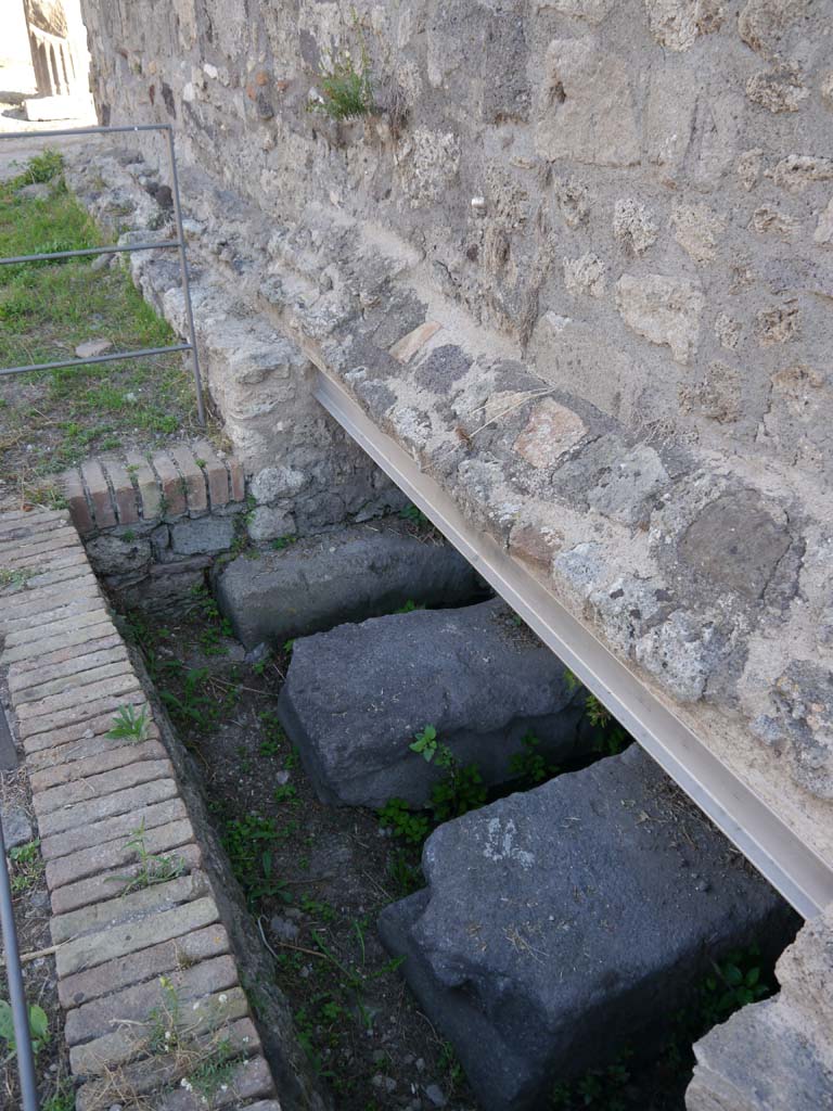VII.7.32, Pompeii. September 2018. Looking north along base/foundations on west side of podium.
Foto Anne Kleineberg, ERC Grant 681269 DÉCOR.