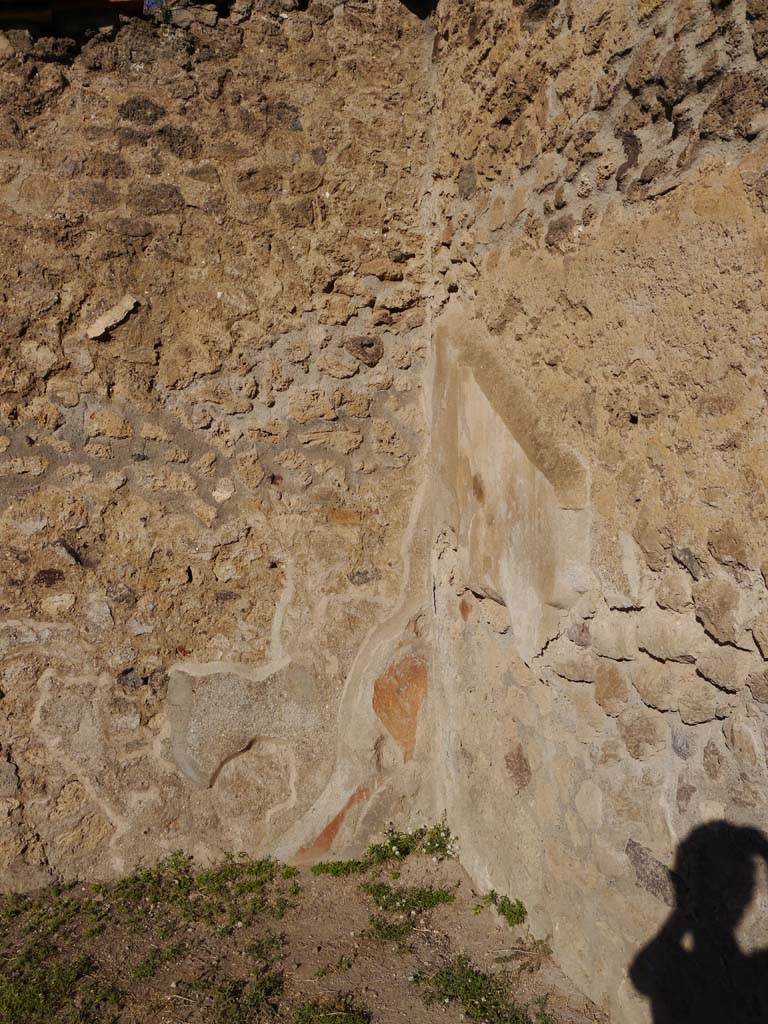 VII.7.32, Pompeii. September 2018.
Looking towards remaining stucco decoration in north-west corner of portico.
Foto Anne Kleineberg, ERC Grant 681269 DÉCOR.
