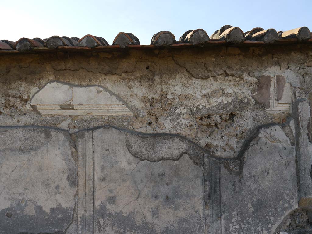 VII.7.32 Pompeii. September 2018. Looking towards exterior upper north wall of cella at west end.
Foto Anne Kleineberg, ERC Grant 681269 DÉCOR.