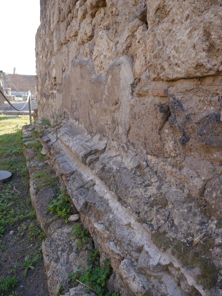 VII.7.32, Pompeii. September 2018. Looking east along north side of podium base.
Foto Anne Kleineberg, ERC Grant 681269 DÉCOR.