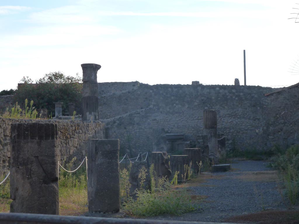 VII.7.32 Pompeii. September 2015. Looking west along north side of colonnade.