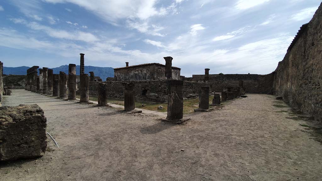 VII.7.32 Pompeii. August 2021.
Looking south from north-east corner along east portico, on left, and west along north portico, on right.
Foto Annette Haug, ERC Grant 681269 DÉCOR.