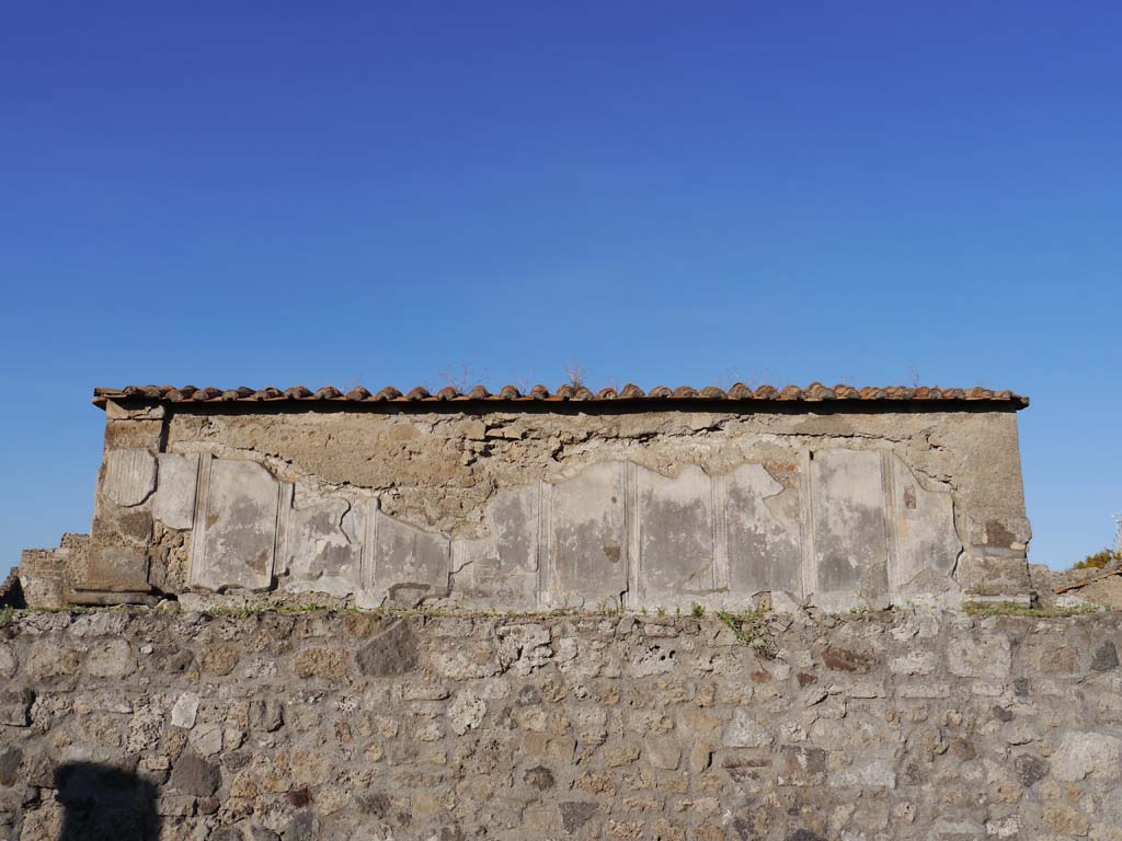 VII.7.32, Pompeii. September 2018. Looking towards exterior east wall of cella.
Foto Anne Kleineberg, ERC Grant 681269 DÉCOR.