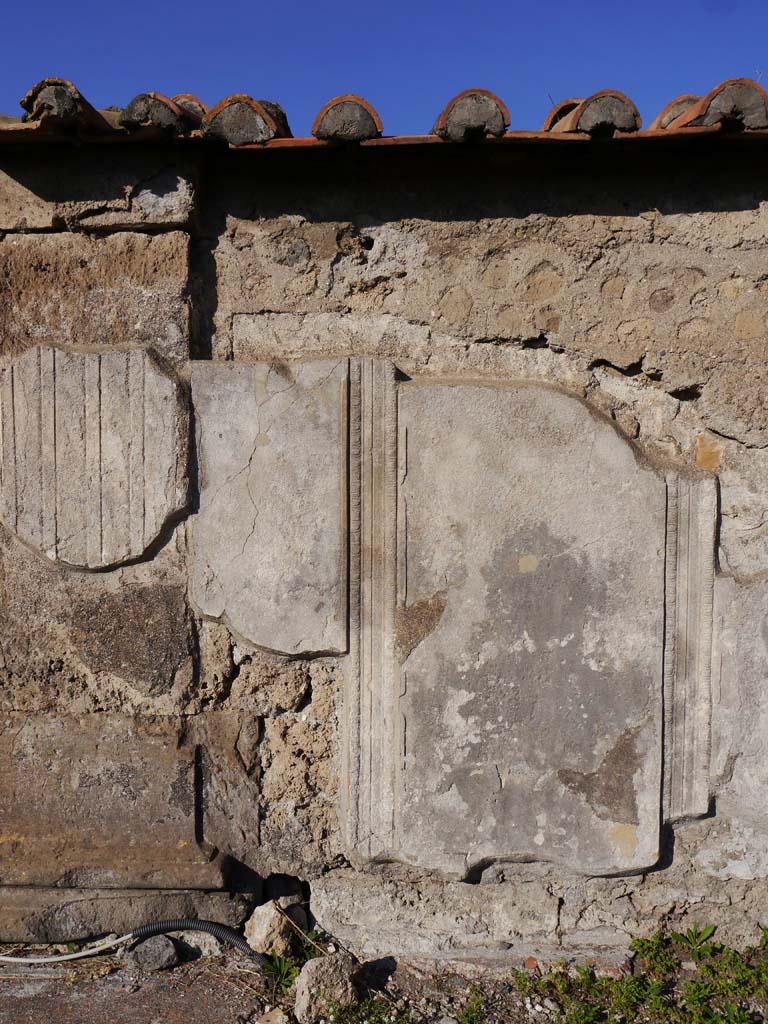 VII.7.32, Pompeii. September 2018. Detail from east wall at south end.
Foto Anne Kleineberg, ERC Grant 681269 DÉCOR.