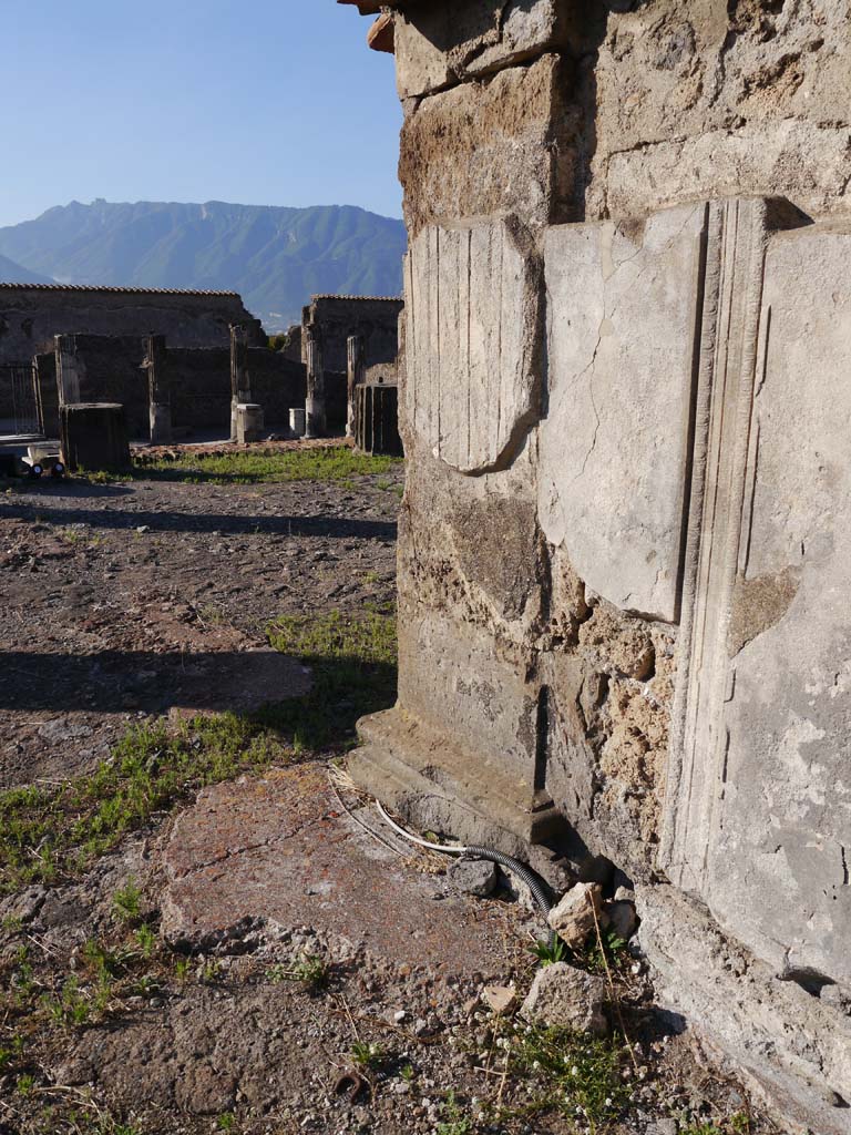 VII.7.32, Pompeii. September 2018. Looking south-west from south end of east wall of cella.
Foto Anne Kleineberg, ERC Grant 681269 DÉCOR.