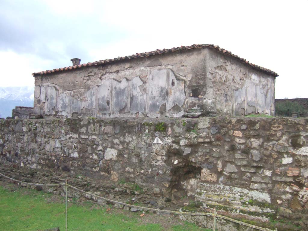 VII.7.32 Pompeii. December 2005. East side of podium and cella.