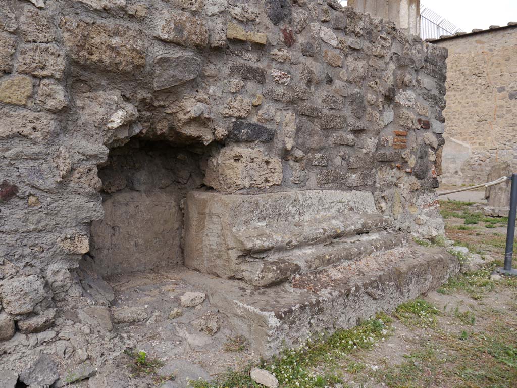 VII.7.32, Pompeii. September 2018. Detail from east exterior wall of podium base.
Foto Anne Kleineberg, ERC Grant 681269 DÉCOR.