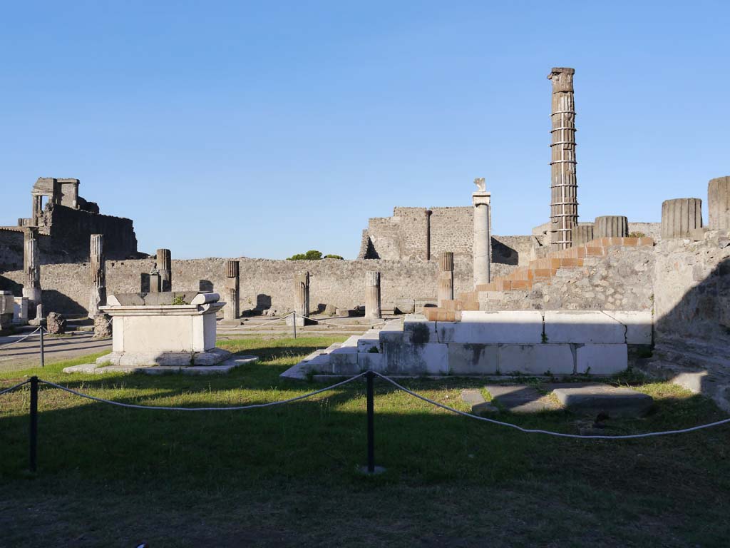 VII.7.32, Pompeii. September 2018. Looking west to east side of altar and steps to podium.
Foto Anne Kleineberg, ERC Grant 681269 DÉCOR.