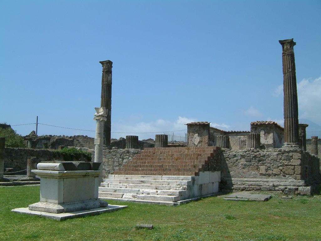 VII.7.32 Pompeii. May 2002. Looking north-west from east side. Photo courtesy of David Hingston.