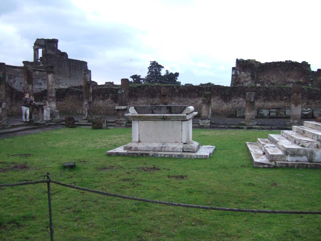 VII.7.32 Pompeii. December 2005. Looking west towards east side of altar.