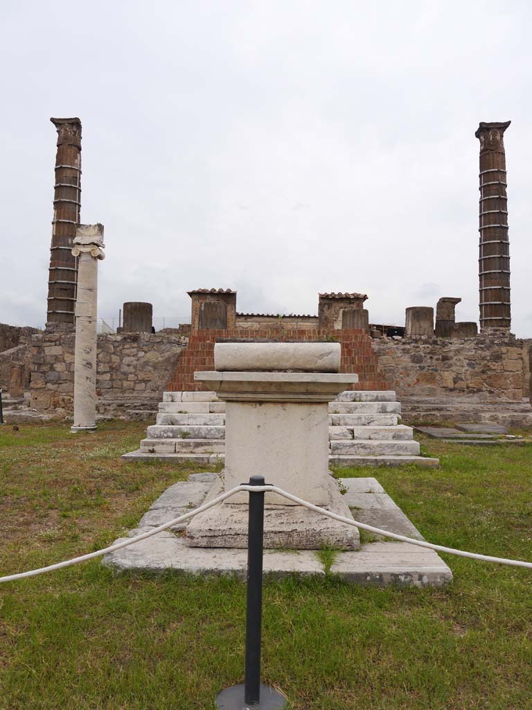 VII.7.32, Pompeii. September 2018. Looking north to south side of altar.
Foto Anne Kleineberg, ERC Grant 681269 DÉCOR.
