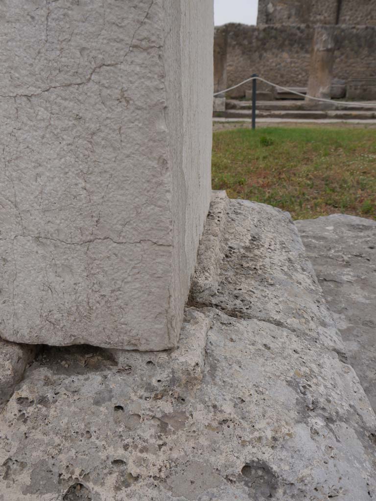 VII.7.32 Pompeii. September 2018. Looking west along north end of base of altar.
Foto Anne Kleineberg, ERC Grant 681269 DÉCOR.