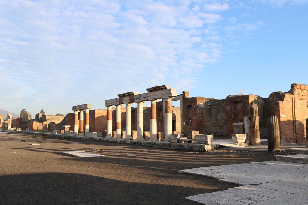 VII.8 Pompeii Forum. December 2018.
Looking towards east side of Forum and portico of Eumachia’s Building, with Via dell’Abbondanza, on right. Photo courtesy of Aude Durand.