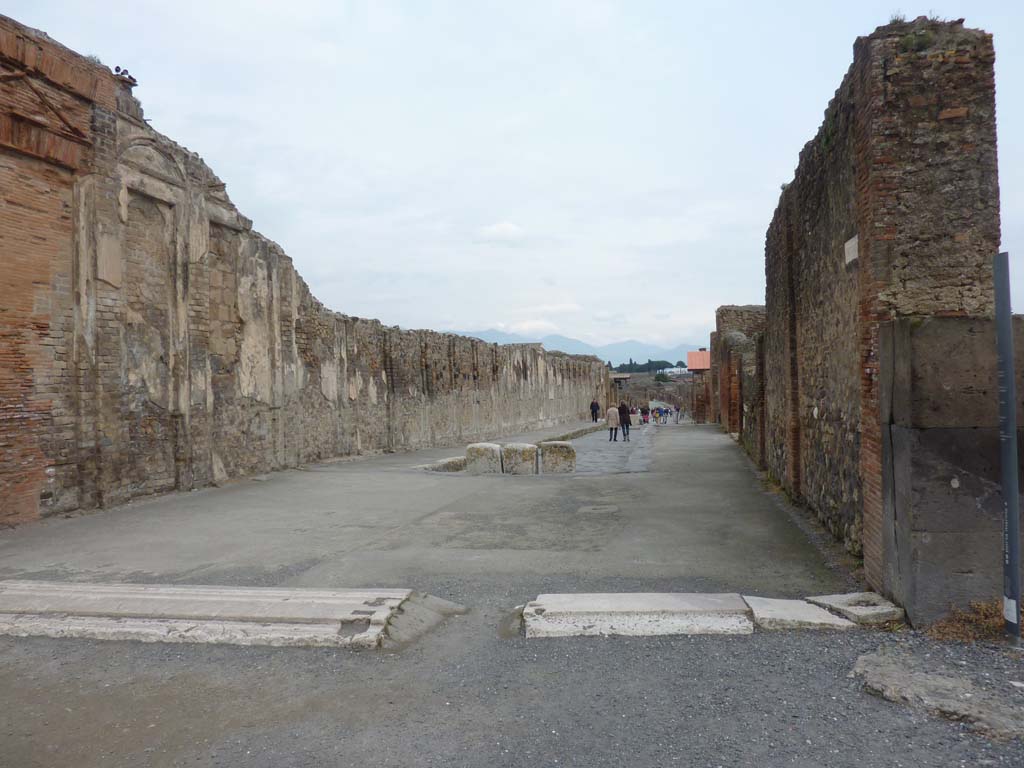 VII.8 Pompeii Forum. March 2014. Looking east along Via dell’Abbondanza, between VII.9 and VIII.3 from Forum.
Foto Annette Haug, ERC Grant 681269 DÉCOR.