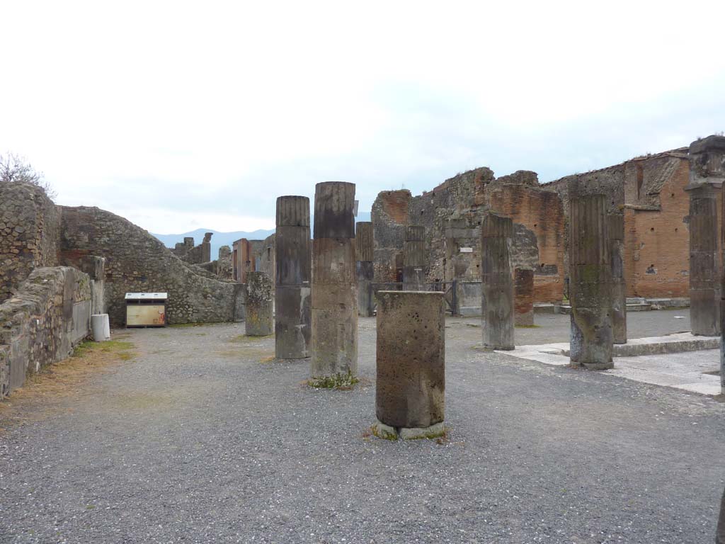VII.8, Pompeii Forum. March 2014. Looking south in south-east corner of Forum, from outside VIII.3.2/3, on left.
Foto Annette Haug, ERC Grant 681269 DÉCOR.