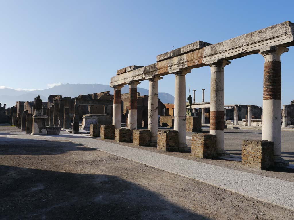 VII.8.00, Pompeii. March 2019. Looking south-west across east side of Forum, from Eumachia’s portico.
Foto Anne Kleineberg, ERC Grant 681269 DÉCOR.