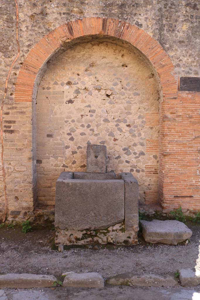 Fountain next to VII.7.26 outside north wall of VII.8 Forum. December 2018.
Photo courtesy of Aude Durand.