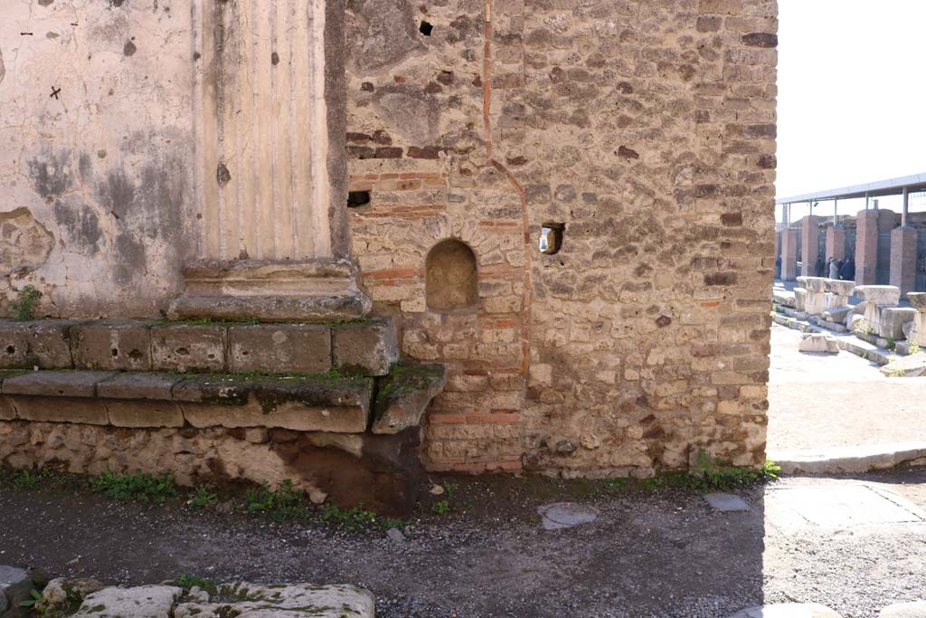 VII.8 Pompeii Forum. December 2018.
North wall of Forum, with niche of street shrine on outside wall at side of entrance doorway in north-west corner, on right.
Photo courtesy of Aude Durand.