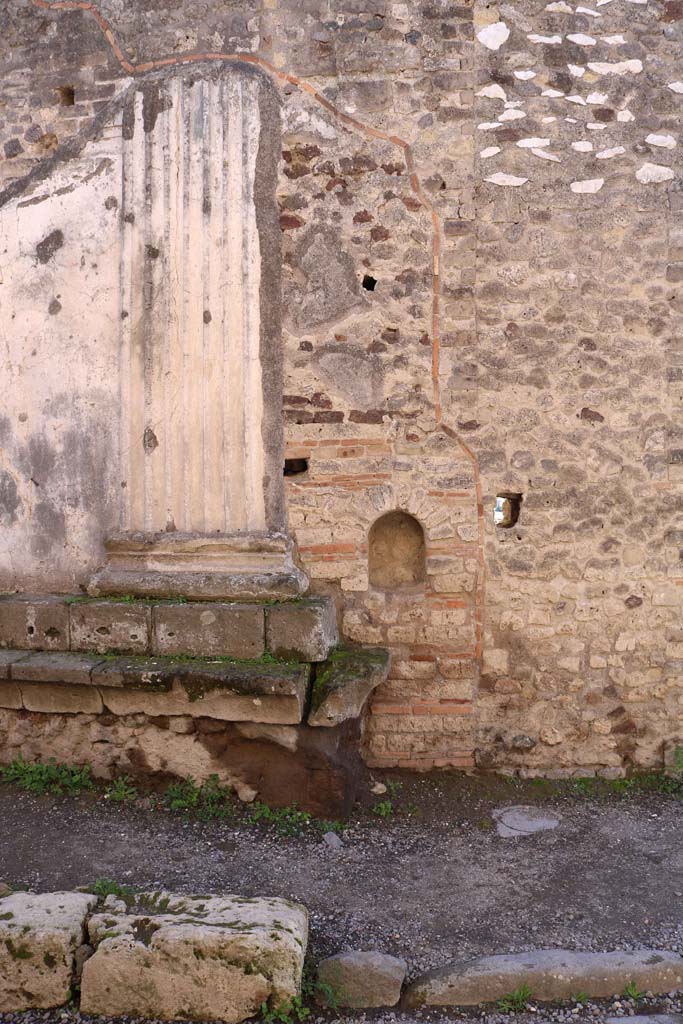 VII.8 Pompeii Forum. December 2018.
Niche of street shrine on outside north wall of Forum. Photo courtesy of Aude Durand.
