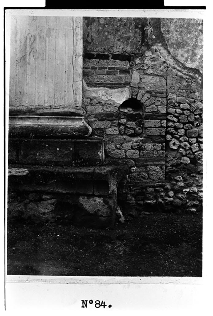 VII.8 Pompeii Forum. W.1600. Niche of street shrine on outside north wall of Forum.
Photo by Tatiana Warscher. Photo © Deutsches Archäologisches Institut, Abteilung Rom, Arkiv.